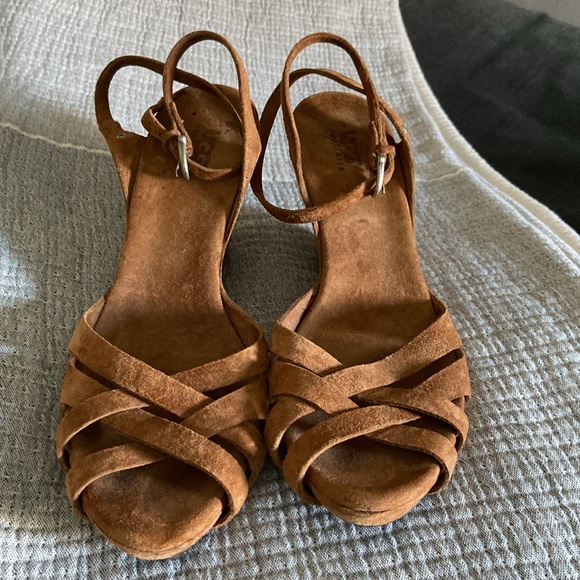 UGG Dark Tan Suede Wedge ~ Ankle Strap Gorgeous Comfortable Sandals. Sz. 7.5 - Picture 2 of 7